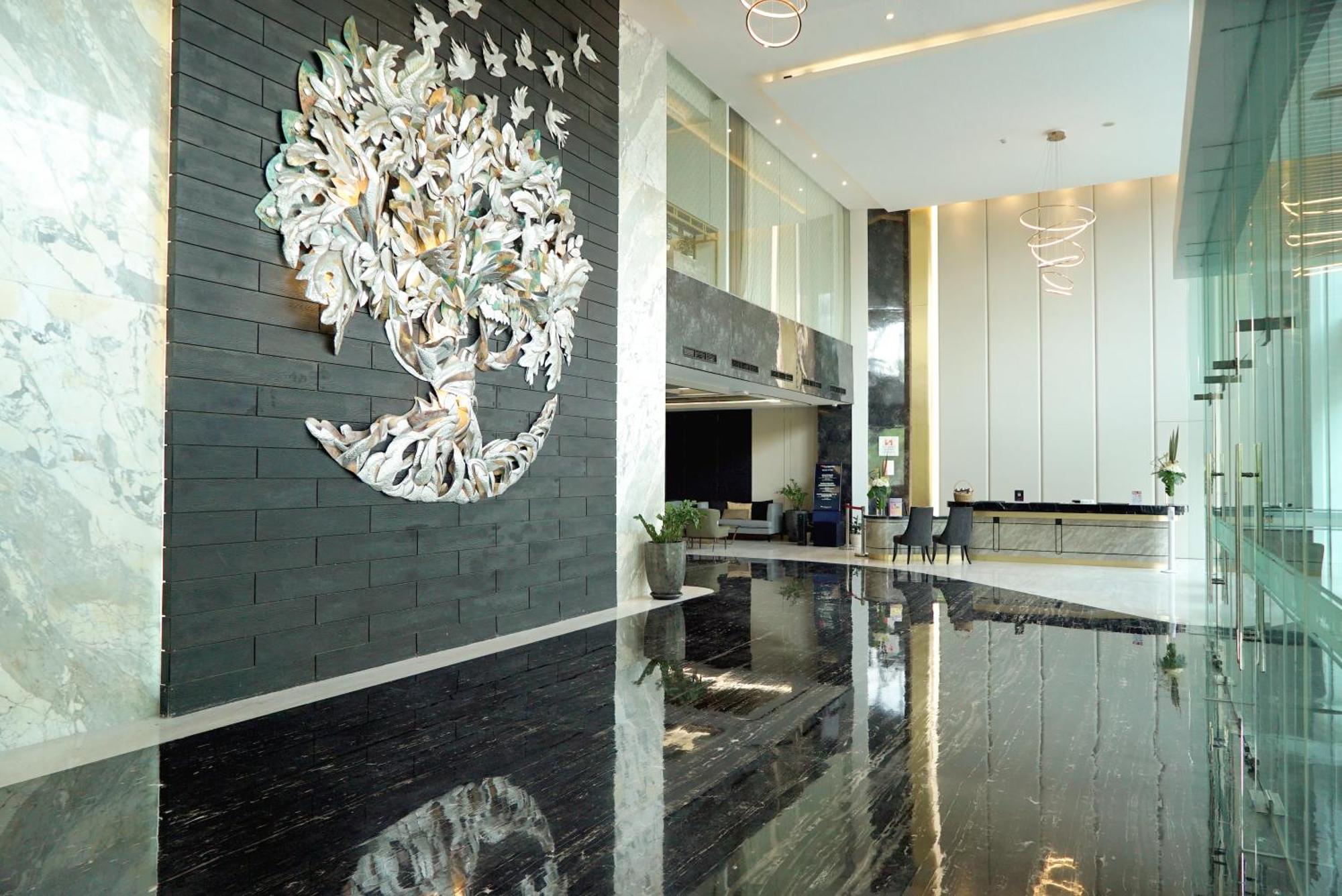 Grand Swiss-Belhotel Darmo Surabaya Exteriör bild